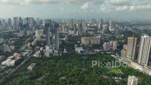 PD0528 - Vast Urban Park Surrounded by a Dense Mumbai Skyline
