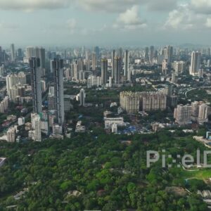 PD0528 - Vast Urban Park Surrounded by a Dense Mumbai Skyline