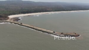 PD0518 - Coastal Engineering: Construction of a Breakwater on a Scenic Beach