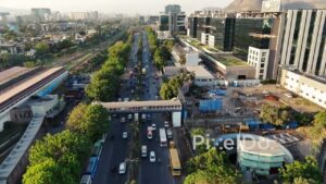 PD0550 - Morning Commute: Traffic and Trains in a Modern Business District