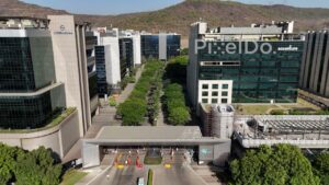PD0548 - Flying Towards the Entrance of a Modern Corporate Business Park