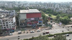 PD0600 - Bustling City Intersection with a Local Shopping Complex
