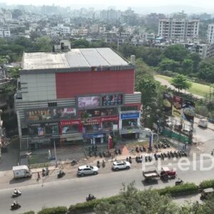 PD0600 - Bustling City Intersection with a Local Shopping Complex