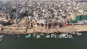 PD0667 - Sweeping Aerial Panorama of the Bustling Ghats of Varanasi