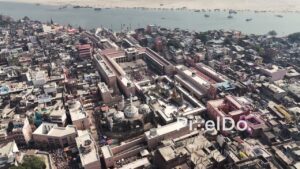 PD0662 - Aerial Orbit of Kashi Vishwanath Temple and Gyanvapi Mosque by the Ganges
