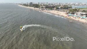 PD0500 - Thrilling Water Tubing Adventure at a Bustling Mumbai Beach