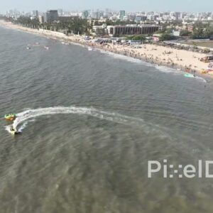 PD0500 - Thrilling Water Tubing Adventure at a Bustling Mumbai Beach