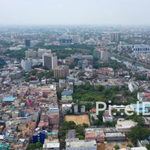 PD0867 - Aerial Flight Over a Dense and Colorful Metropolis