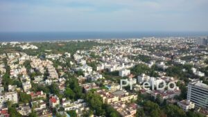 PD0881 - Aerial Flight Over a Lush Coastal City